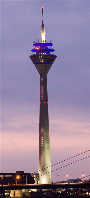 Abb.3: Lichtzeitpegel: die  Dezimaluhr am Turm zeigt gerade 17 Stunden, 2 Minuten und 57 Sekunden an.(c) Philipp Sanke
